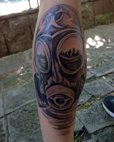 Gasmasker tattoo op benen