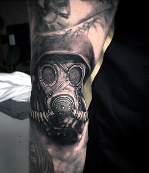 Татуировка с газова маска на ръката
