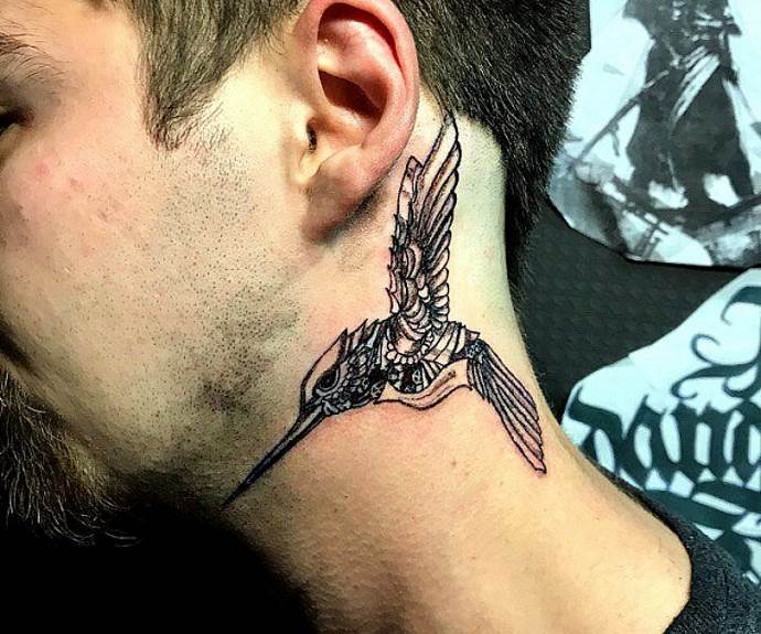 Paukščio tatuiruotė ant vyro kaklo