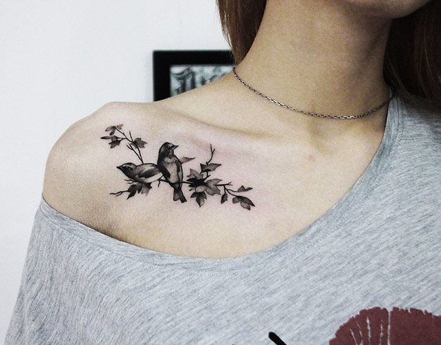 Tatuagem de pássaros na clavícula. Imagem, significado, esboços