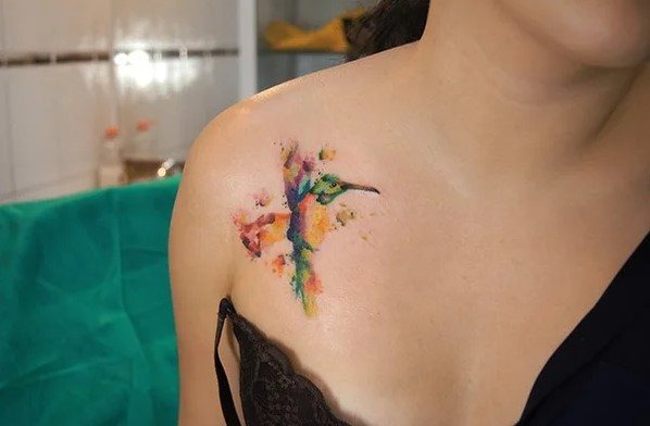 Tatuagem de aves na clavícula. Foto, significado, esboços