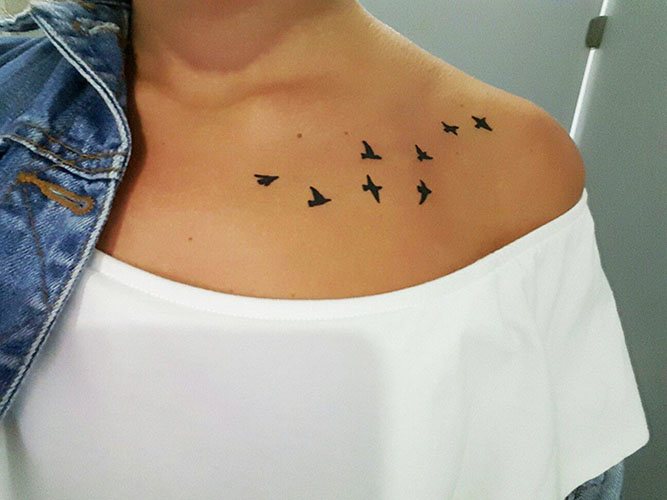 鎖骨に鳥のタトゥー。絵、意味、スケッチ