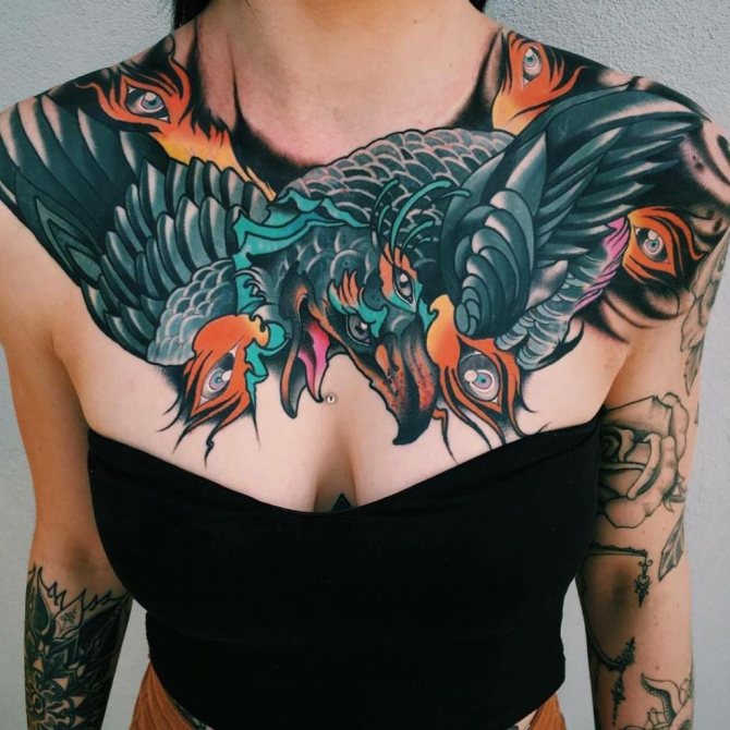 Tatuaj de pasăre pe piept