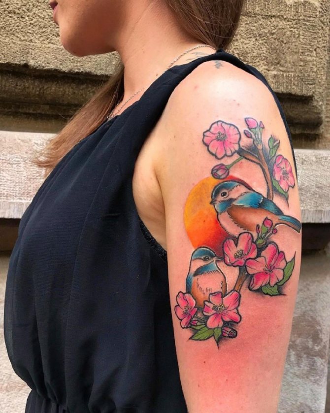 Tatuagem de uma ave no seu ombro