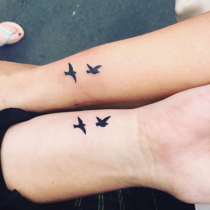 Tatuagem de aves - Tatuagem de pássaros - Tatuagem de um pássaro voador