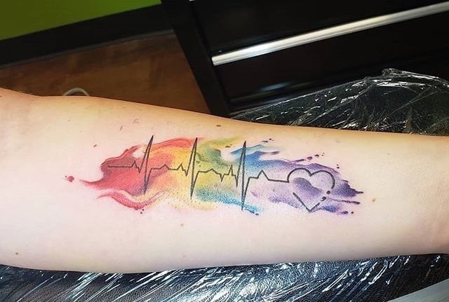 Tatuointi Pulse ranteeseen, kaulaan, käteen. Luonnos, merkitys, valokuva