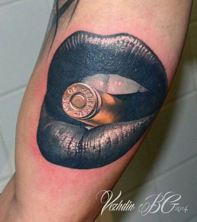 tatuagem de uma bala em lábios negros