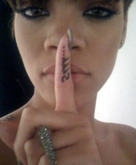 Rihanna tatuointi kädessä
