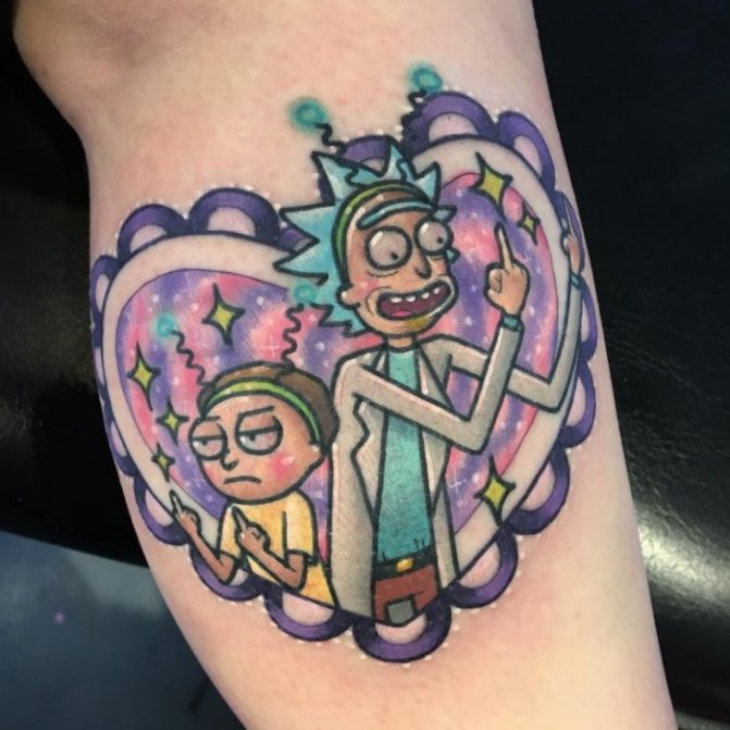 Tattoo van Rick and Morty. Zwart-wit op arm, been, hand, ribben, foto