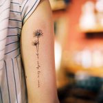 Tatuointi päivänkakkara tytön käsivarteen