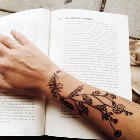 Százszorszép tetoválás egy lányon