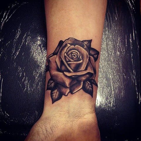 在手腕上纹上一朵玫瑰