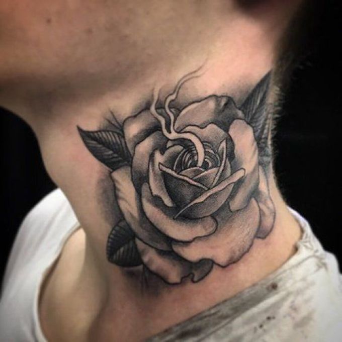 Tetoválás rózsák tökéletesen illeszkedik egy férfi nyakán