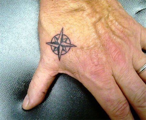 Tatuaj de vânt Rose pe mână