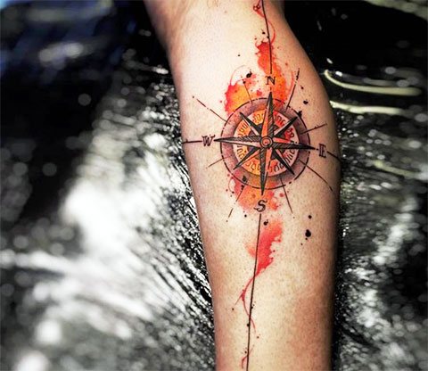 Tetoválás szélrózsa a kézben