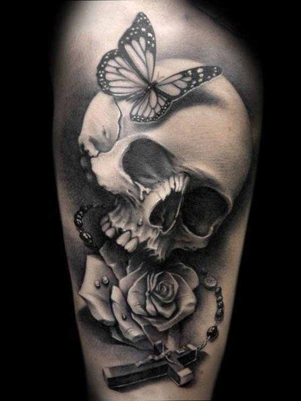 Tetování růže s lebkou na rameni