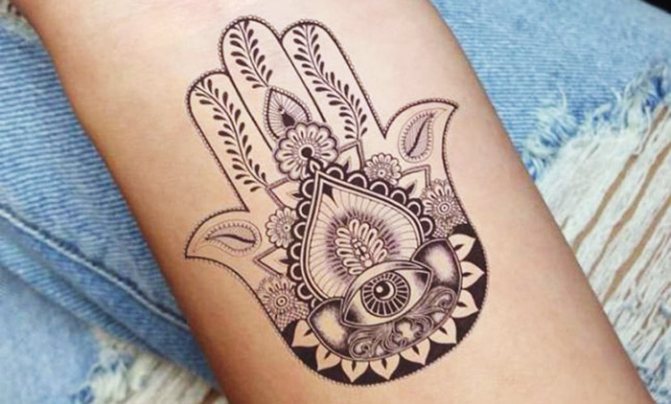Татуировка на ръката на Фатима. Скици, значения за момичета, снимки