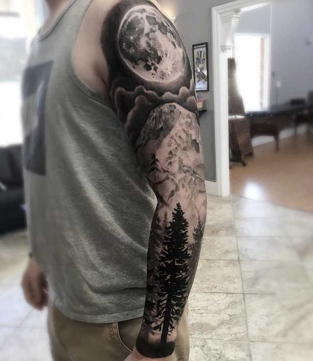 floresta de mangas de tatuagem sobre um homem