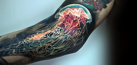 Manica del tatuaggio con una medusa
