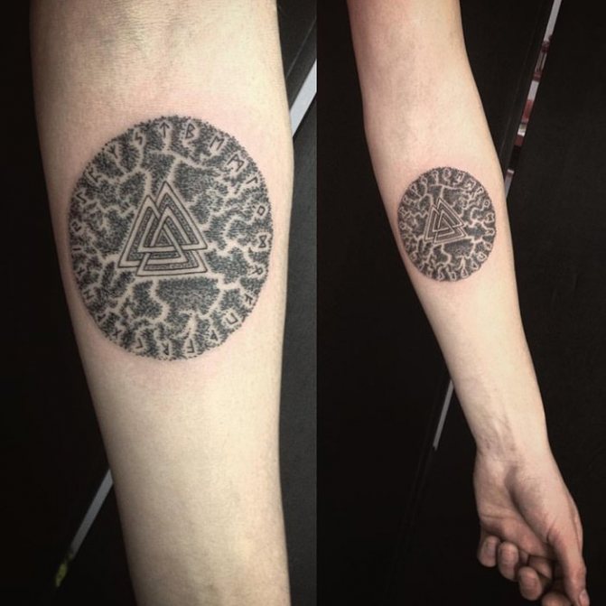 Zwartwerk rune tattoo op onderarm