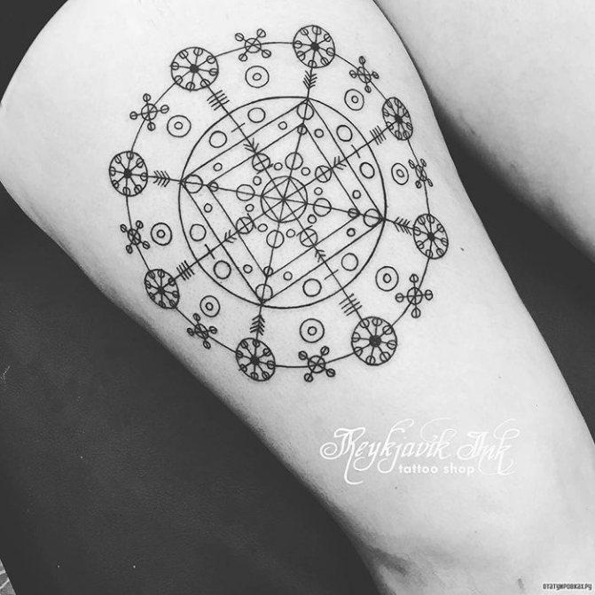 Tetoválás rúnák minimalizmus tetoválás a combon