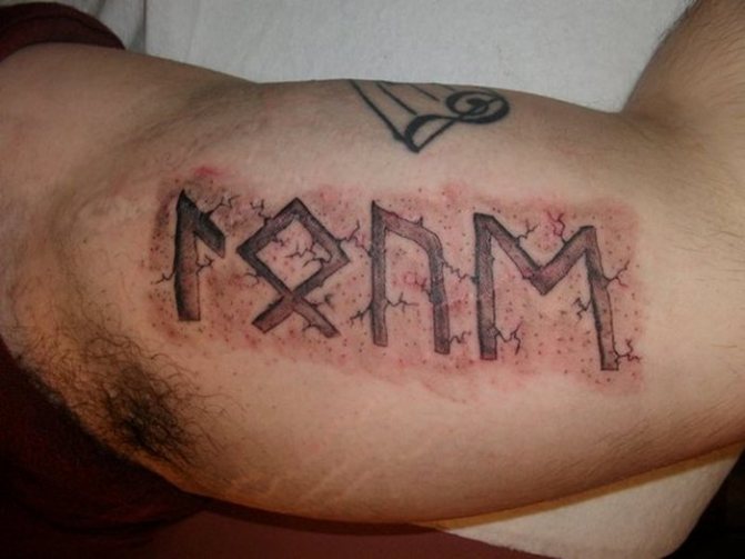 Rune di realismo del tatuaggio a portata di mano