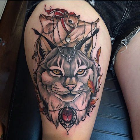 Tattoo bobcat på en piges lår