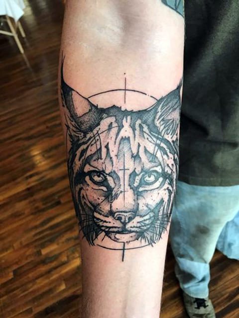 Tattoo bobcat på underarm