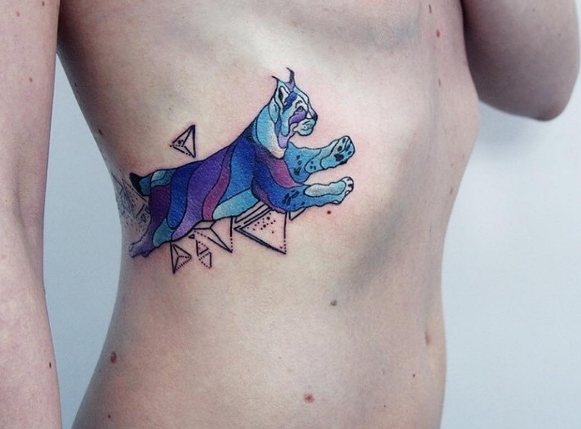 Τατουάζ λύγκας με χρώμα στο πλάι του κορμού