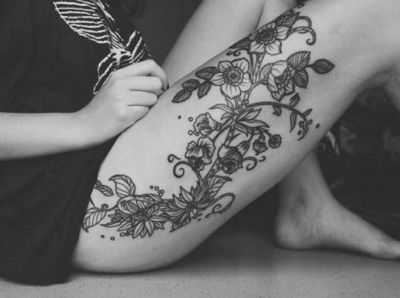 Татуировка с цветя снимка