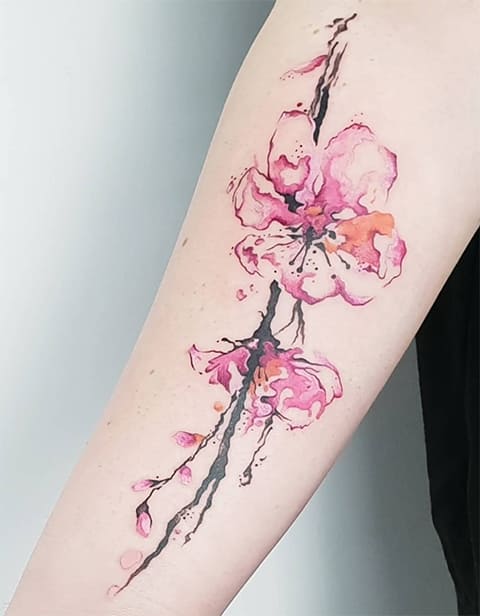 Tatuaggio fiori di ciliegio sulla mano delle ragazze