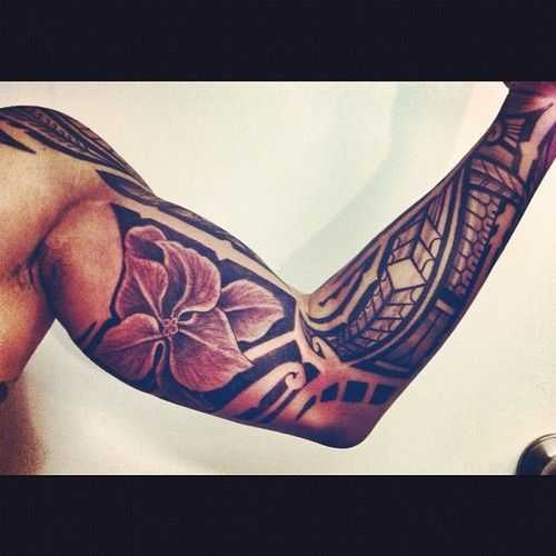 tatuaggio con un fiore