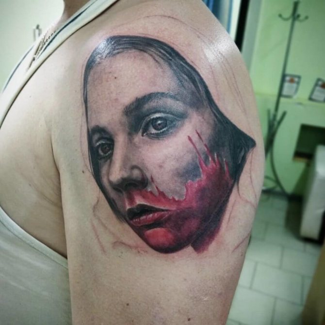 Tetovanie dievčaťa s krvou na ramene