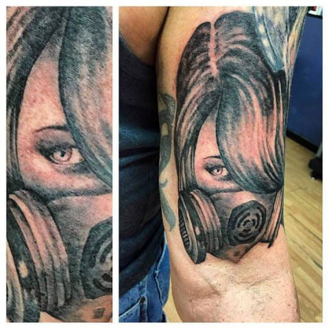 Gasmasker tattoo meisje