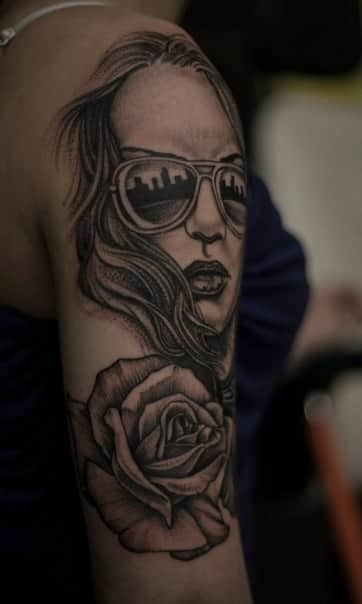 Tatuiruotė su mergina