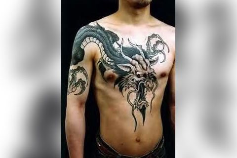 Tatuaggio drago sul petto