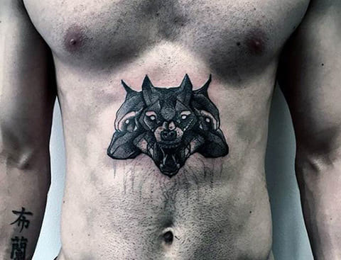 Tatuaj cu capul Cerberus pe stomacul bărbatului - fotografie