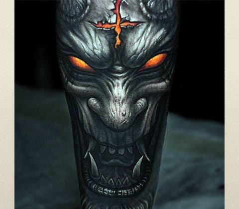 Egy démon fejének tetoválása