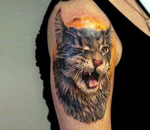 肩膀上的山猫头纹身