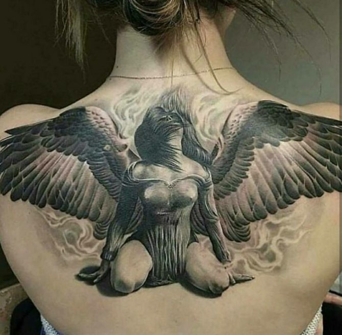 Tatuagem de um anjo caído