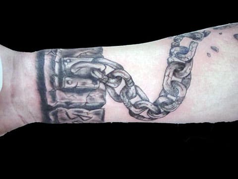 Tetováló bilincsek kéznél