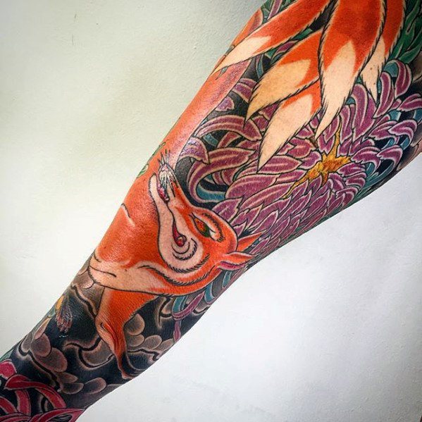 Tatuaggio con kitsune e peonie