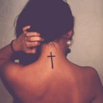 Tatuagem de uma cruz nas costas foto