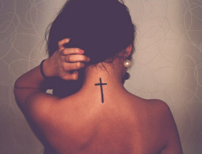 kors tatovering på ryggen foto