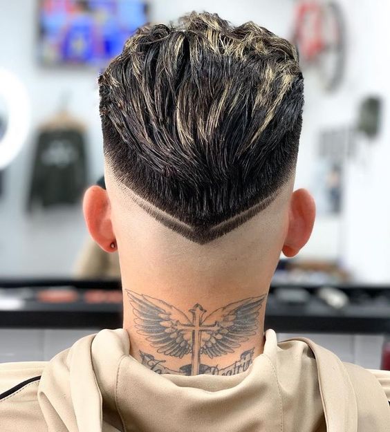 Tatuaggio con le ali sul collo