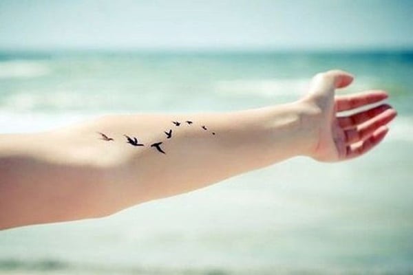 Tatuaggio con uccelli che volano