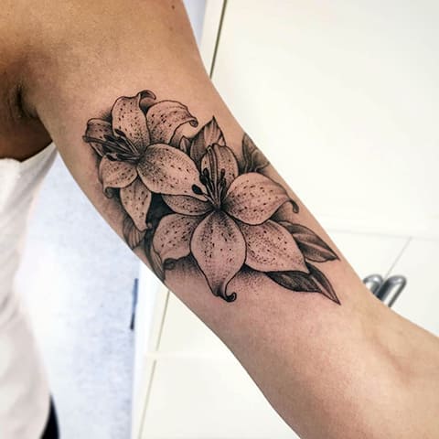 Татуировка на лилия на ръката
