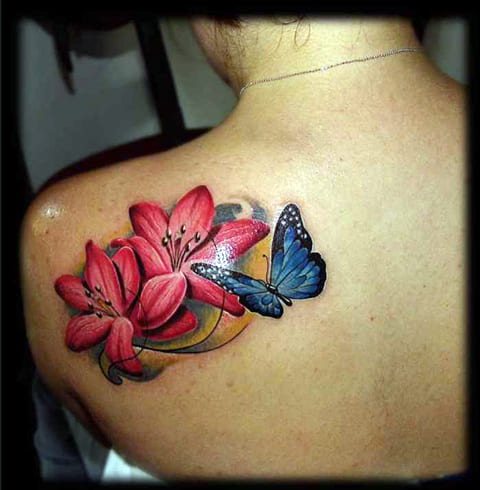 Lelijos tatuiruotė ant nugaros