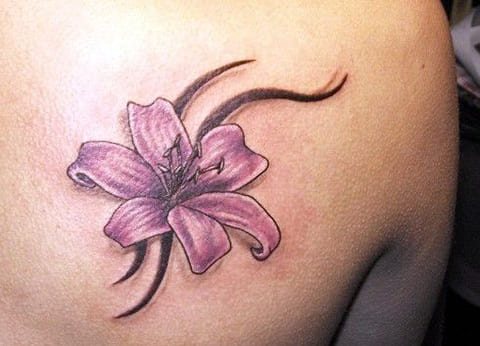 Tatuiruotė su lelija ant mergaičių - nuotrauka