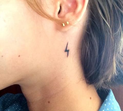 Tatuiruotė su mini užtrauktuku ant kaklo